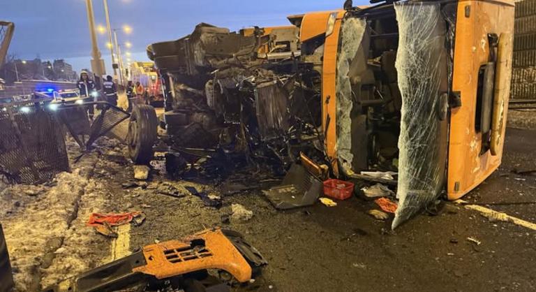 Szörnyű baleset volt hajnalban az M3-ason, teljes szélességben lezárták a kivezető szakaszt