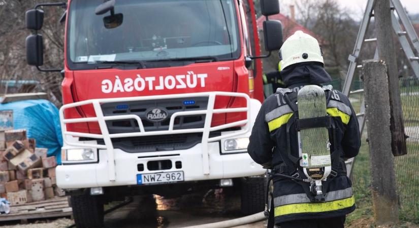 Állattartó épület ég Jánosháza külterületén - Három település tűzoltói küzdenek a lángokkal