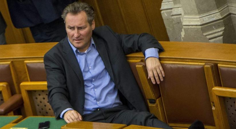 Papcsák állítja, nem keresett annyit az zuglói kórház VIP-osztályán, mint azt Hadházy mondja