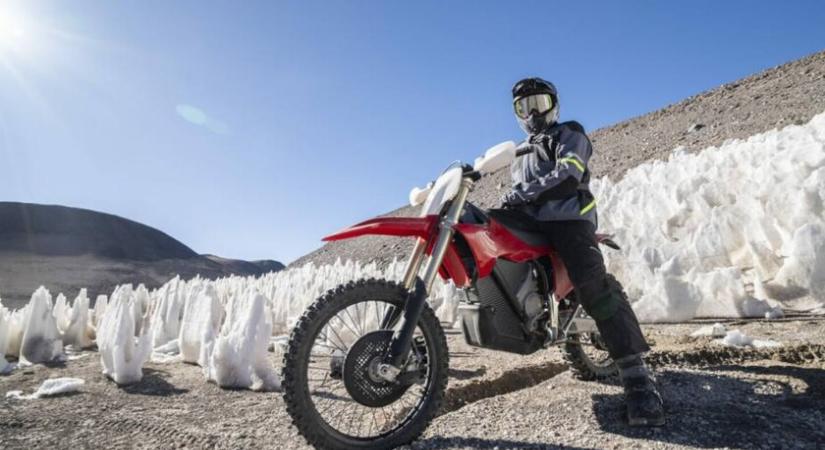 Ott motorozott, ahol más oxigénpalackkal jár - Hivatalossá vált a új motoros világrekord