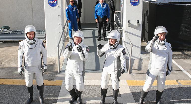 Ilyen még nem volt a NASA történetében, idő előtt haza kell hozniuk négy űrhajóst