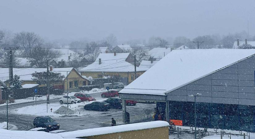 Érkezik az utánpótlás, több településen is havazik Csongrád-Csanádban