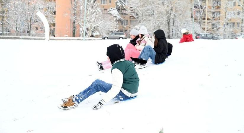 Cseppet sem veszélytelen az ilyen szánkózás, a közösségi oldalakat mégis elárasztották a hasonló felvételek – videó