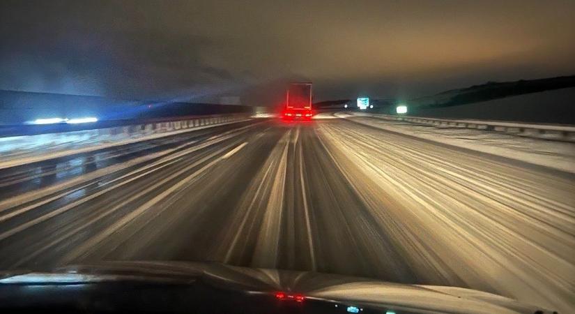 Szakadó hóban érkezett a mezőkövesdi rendőrök segítsége