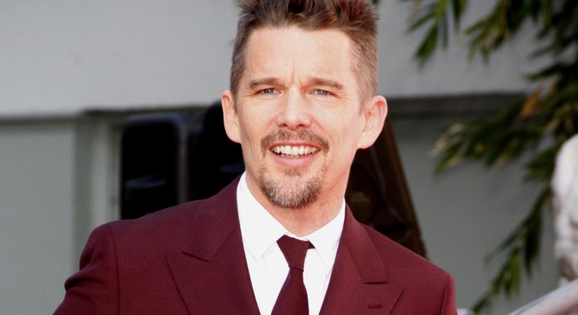 Stranger Things: Ethan Hawke elküldte a rajongót, de ő a lányával akart közös fotót, nem vele