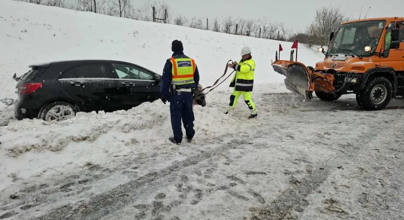 Lesodródott egy személygépkocsi az M7-esen