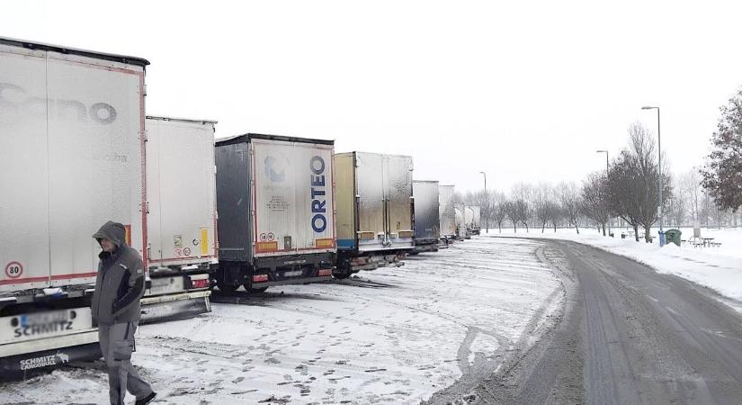 Figyelem! Tiltott a tehergépkocsik közlekedése a 6-os főúton és az M6-oson (videóval)