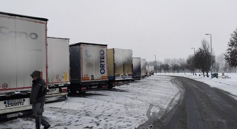 Figyelem, leterelik a járműveket a főútról és a pályáról (videó)