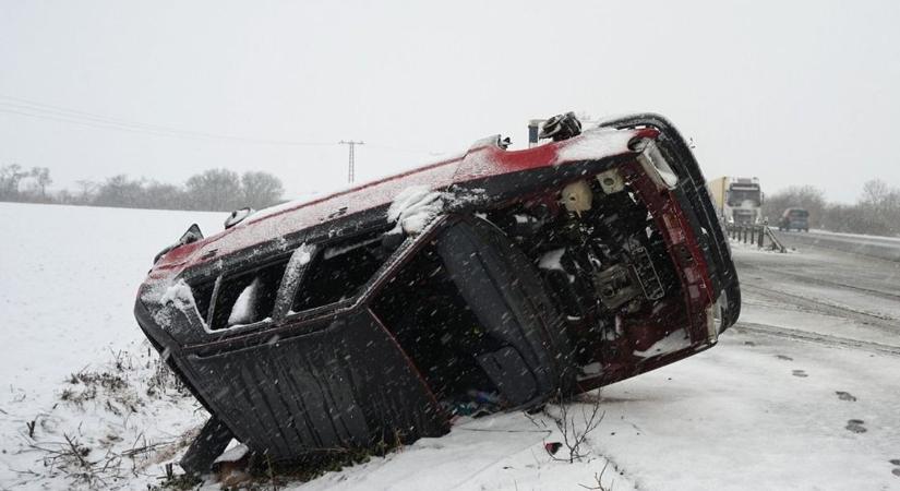 Ütközés az M6-oson: hőkamerával vizsgálják az autót Bátaszéknél