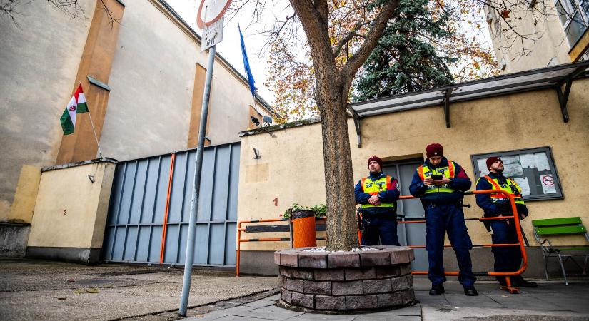 Bilinccsel, gumibottal felszerelve őrzi egy rendőr az Alföldi utcai befogadó otthonban lévő gyerekeket