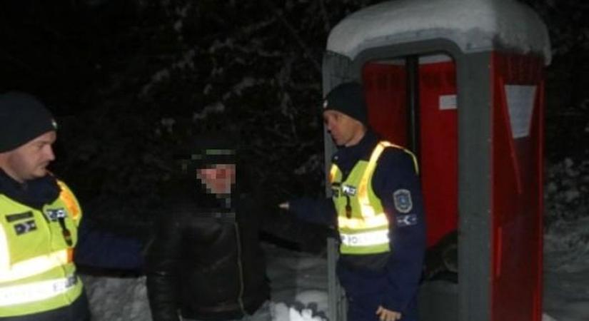 Mobil WC-ben és fűtetlen házban találtak rájuk – rendőrök mentettek meg négy férfit Hevesben