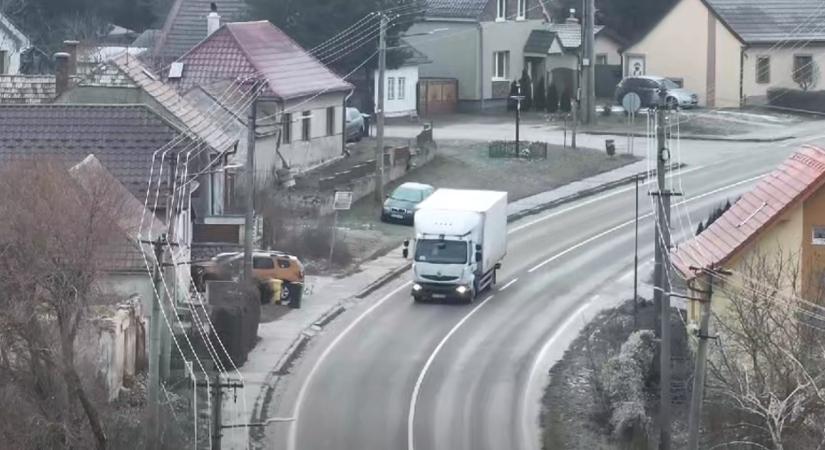 Drónokkal, felülről ellenőrizte a teherautókat a nagyszombati rendőrség (VIDEÓ)