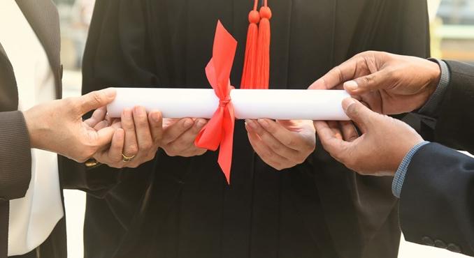 Egyre több diplomát osztanak ki, miközben az alapvető készségek mélyrepülésben vannak