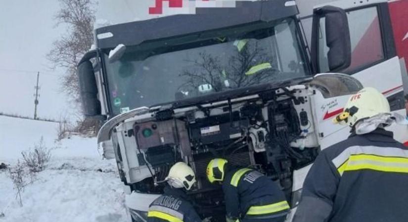 Káosz a havas utakon Komárom-Esztergomban: egymás után csúsztak ki a járművek