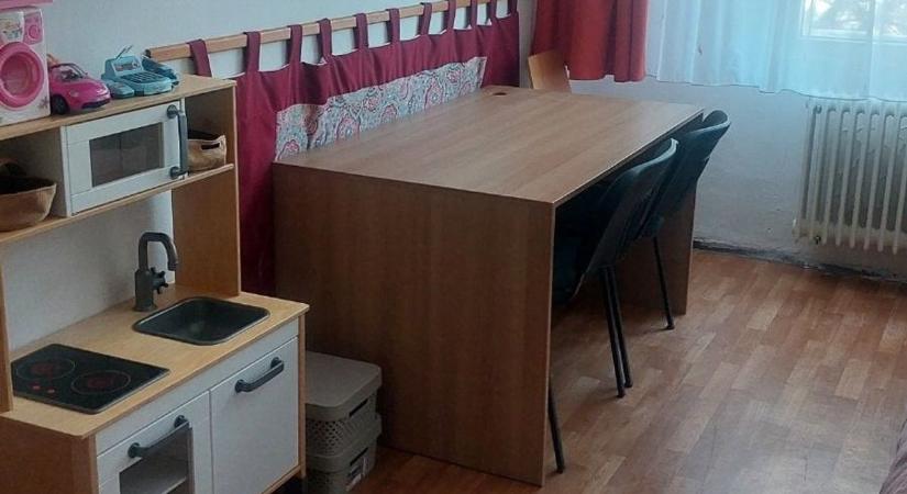 Íróasztal adományt kaptak a gyermekotthon lakói