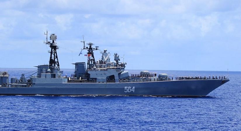 Egybevonta hadihajóit Moszkva, Peking és Teherán, miután együtt estek neki Trumpnak