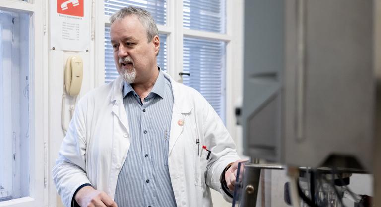 Vállvetve a Richterrel: így változtatta meg egy BME-s vegyészmérnök oktató-kutató milliók életét