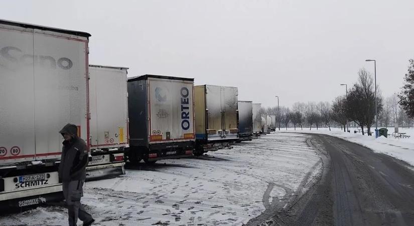 Figyelem! Kamionstop a 6-os és az M6-os útvonalán: teljes útzár, kényszerleállítások – videón a káosz