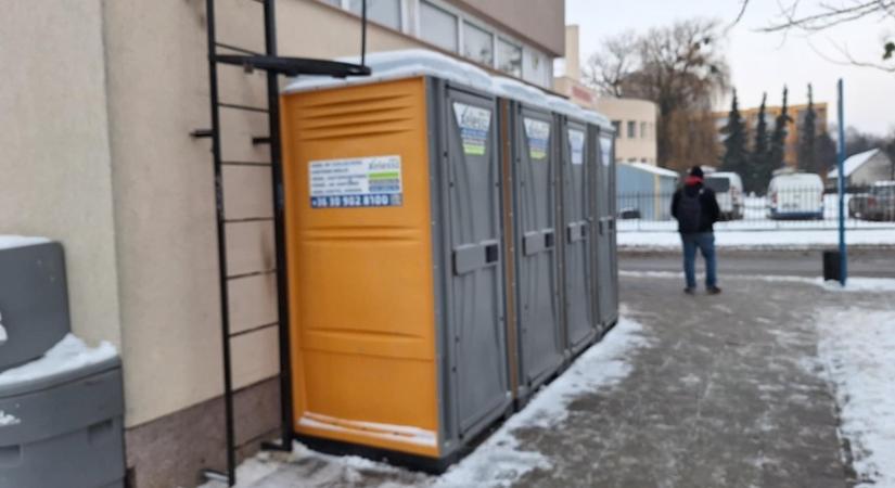 Toi-Toi vécék fogadják vörös kód alatt is az utasokat a sárvári autóbusz-állomáson