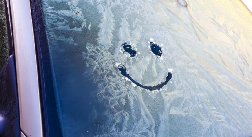 Forró víz vs. szélvédő?! Ezért NE tedd, ha éjszaka jegesre fagyott az autód