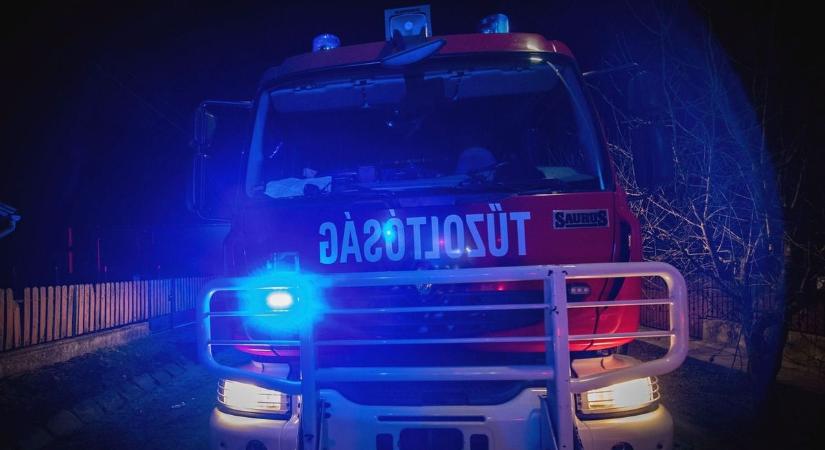 Állattartó épület égett teljes terjedelmében Jánosházán - Megfékezték a tűzoltók a lángokat