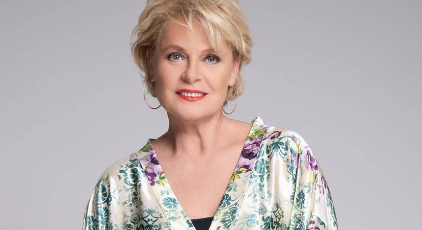 A 60 éves Hegyi Barbara köldökig kivágott estélyiben vonult végig a kifutón: alig takarta a dekoltázsát