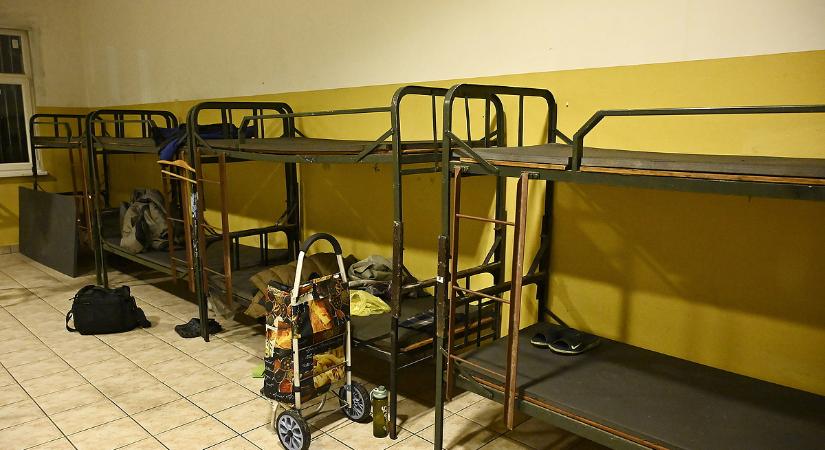 Vörös kód: Budapesten még 900, az országban pedig 2000 hely sincs már a hajléktalanszállókon