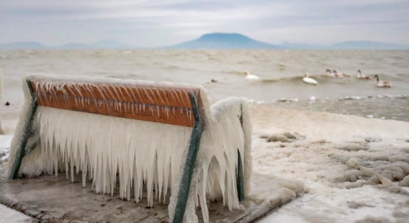 Eszébe se jusson rámenni a Balaton jegére, életveszélyes lehet!