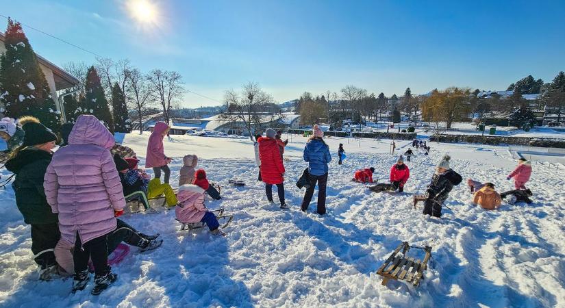 Fürdőruha után hótaposó: különleges helyeken nyíltak meg a szánkópályák Somogyban