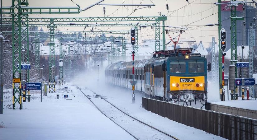 Lázár János biztosít, megbirkózik hóval és a jéggel a MÁV