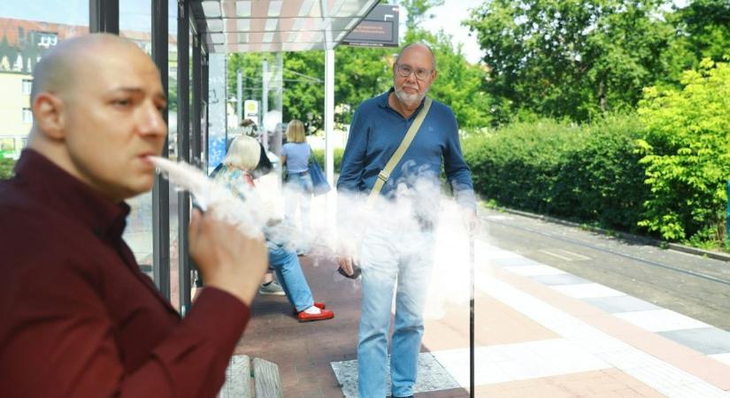 Nem menekülsz a bírság elől, ha rágyújtasz a MÁV járatain – mutatjuk, mekkora büntetés jár