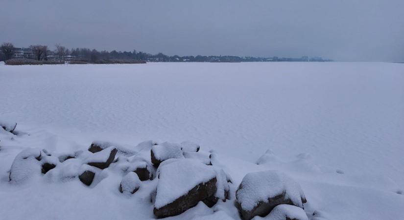 Még alkalmatlan a sportolásra a Balaton jege