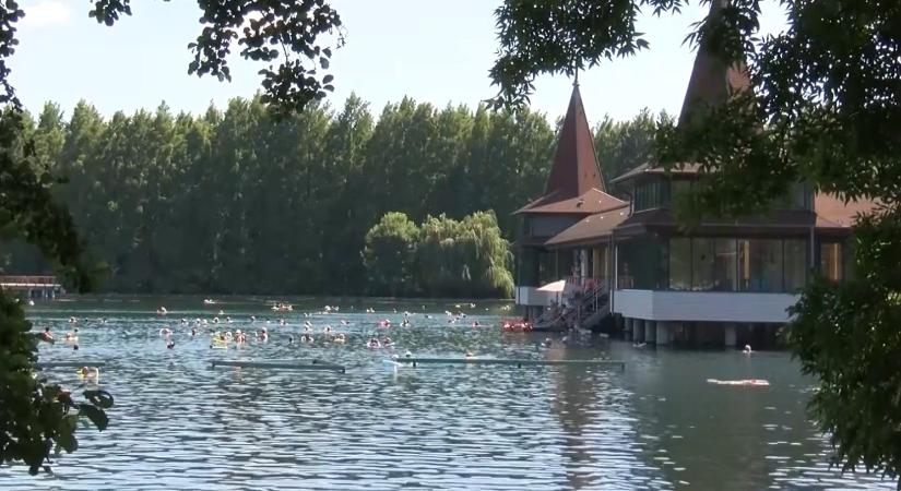 Ezért vesznek folyamatosan vízmintát a Hévízi-tóból