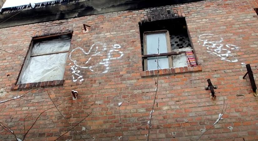 Három kisgyermeket találtak a rendőrök egy romos kőbányai házban