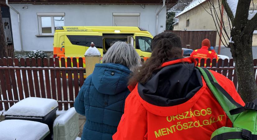 „Ha olyan embert látunk, aki nagyon sápadt, remeg, vagy már nem is remeg, zavart, vagy eszméletlen, azonnal hívjuk a 112-t”