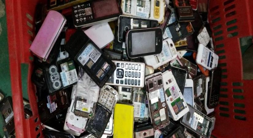 Zsákszámra dobják ki az emberek lomtalanításkor, pedig arany van benne: most már bárki kinyerheti belőle – a kínaiak jöttek rá a módszerre