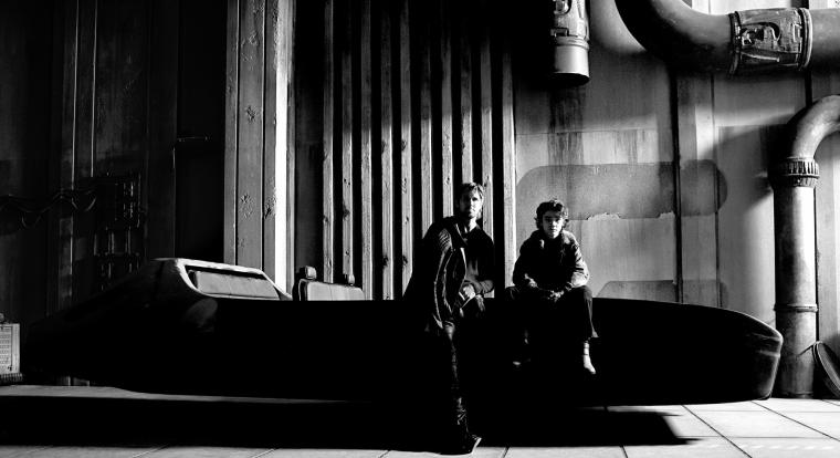 A Star Wars: Starfighter forgatásán járó Tom Cruise felkapta a kamerát, és leforgatott egy fénykardpárbajt