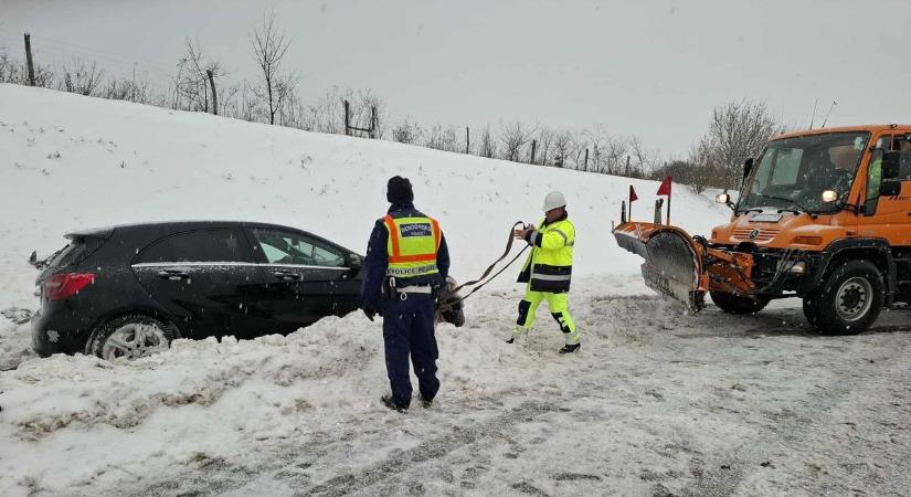 Baleset az M7-es Letenye felé vezető oldalán – Mercedes sodródott le az útról (fotókkal)