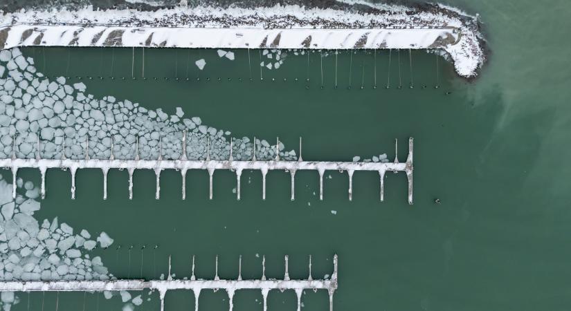 Elképesztő videó: így fehéredett ki a Balaton