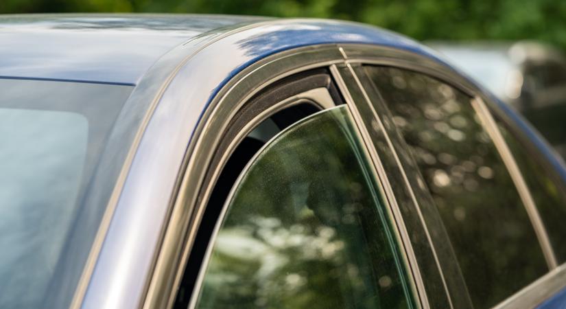 Ez a magyarázata a lehúzott ablaknál dübörgő utastérnek