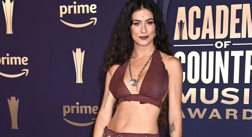 Mellek, csípő és parányi topok – Kassi Ashton újraírja a country divatot és a képei nagyot ütnek