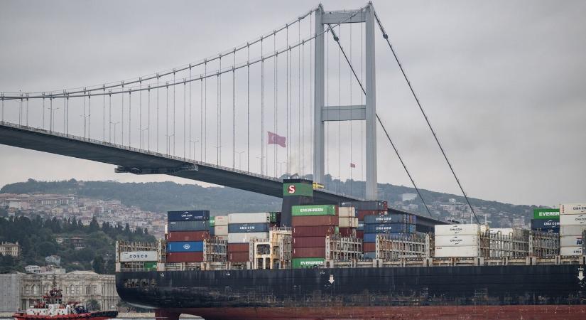 Orosz csapás ért két civil hajót Odesszánál