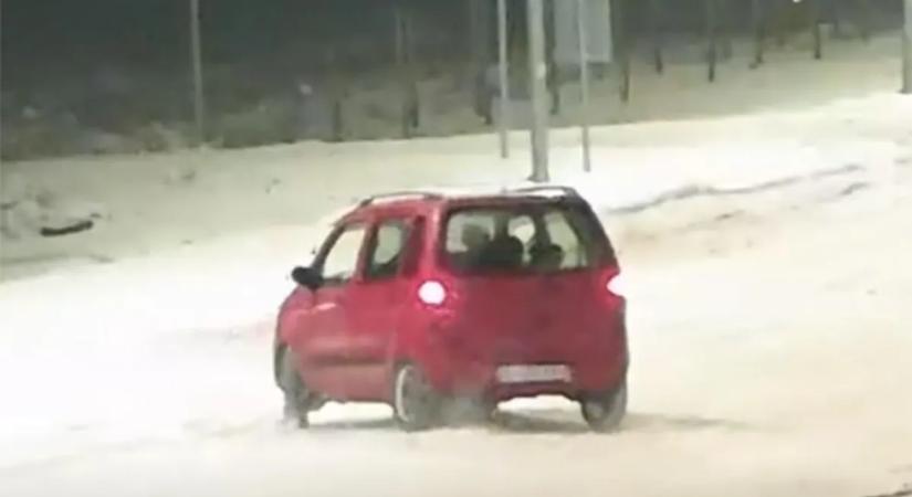 Vagánykodás után pofon, árokba repült a Suzuki Gödön – videó
