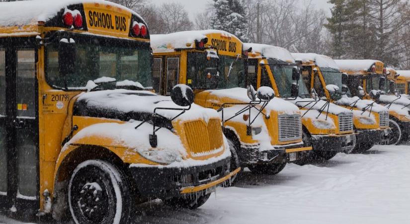 Súlyosan megsérült egy 8 éves diák, miután követ dobtak egy iskolabuszra