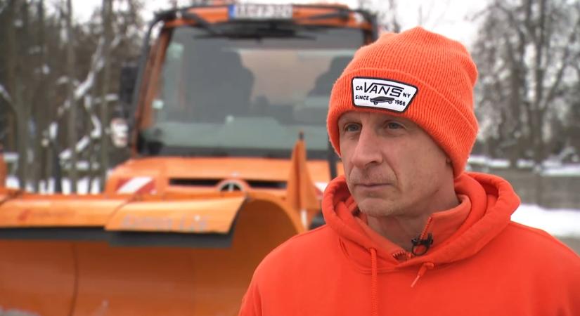 Extrém hideg, hó és jég – így küzdenek a hókotrók a járható utakért