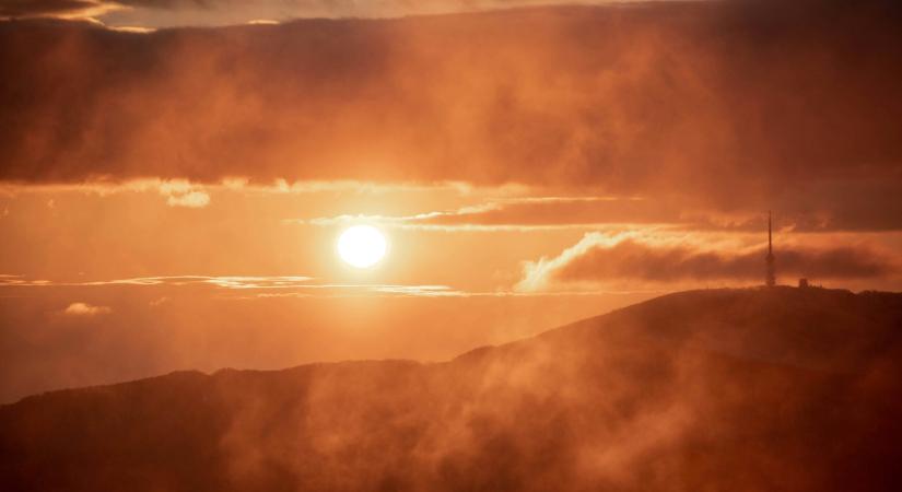 Lélegzetelállító kép Magyarország legmagasabb pontjáról, végtelen égi paplanból bukkant elő a Kékestető