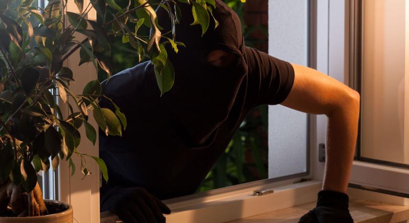 Nyitott ablakon át lopott telefont a gyöngyösi tolvaj