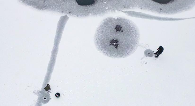 Döbbenetes dolog jelent meg a befagyott Balaton tetején, erre a látványra alig készülhettünk fel