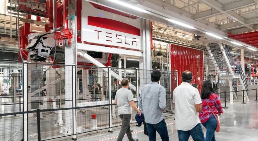 Mégis mi van a Teslával? Profilt vált az úttörő?