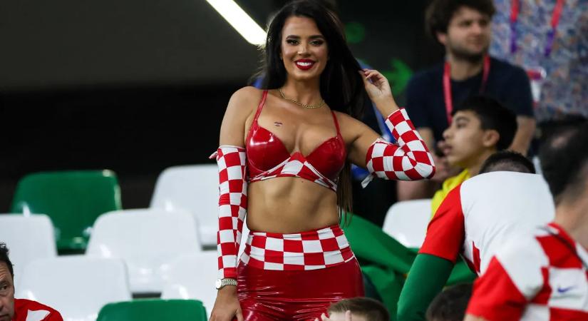 Bikinibaleset, előbukkantak a dögös kebelcsoda óriási mellei